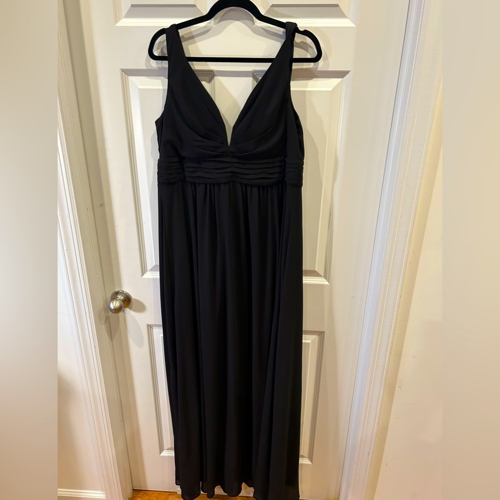 Lulu’s XL Black V-Neck Maxi Dress